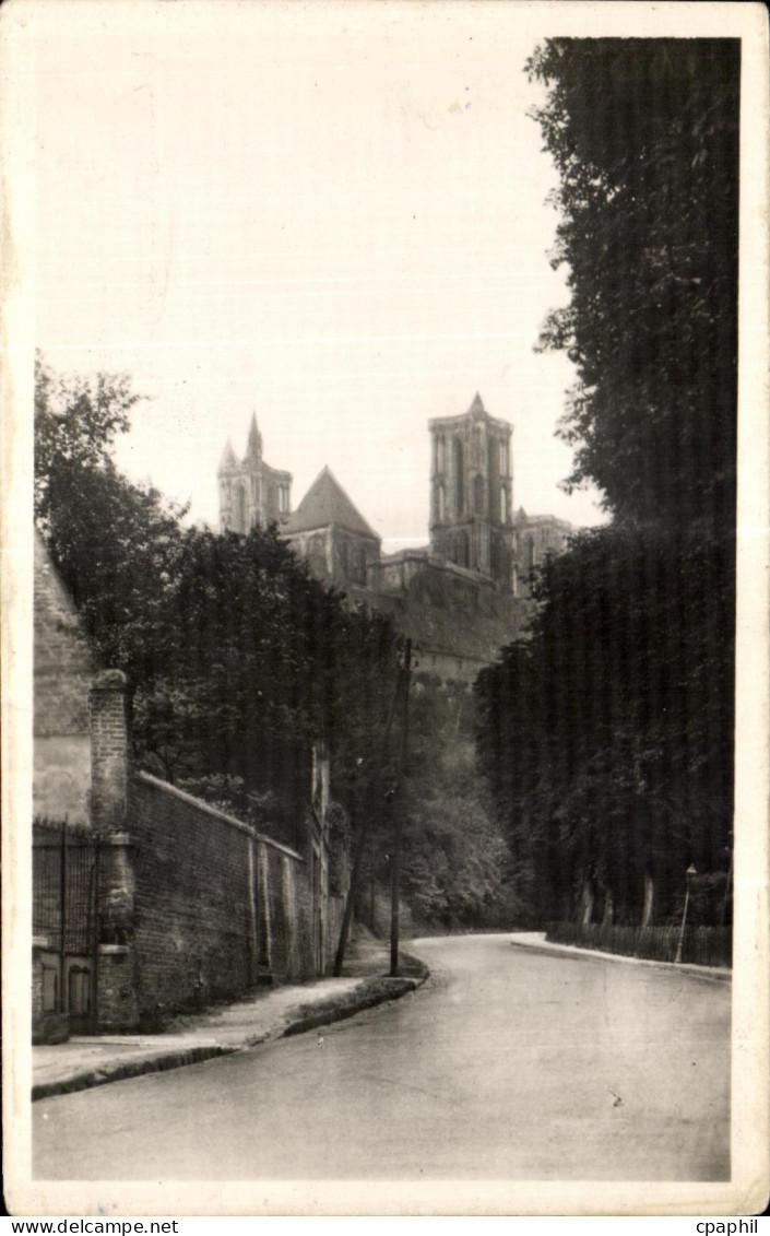 CPA Laon (Aisne) La Montagne de laon et sa Cathedrale