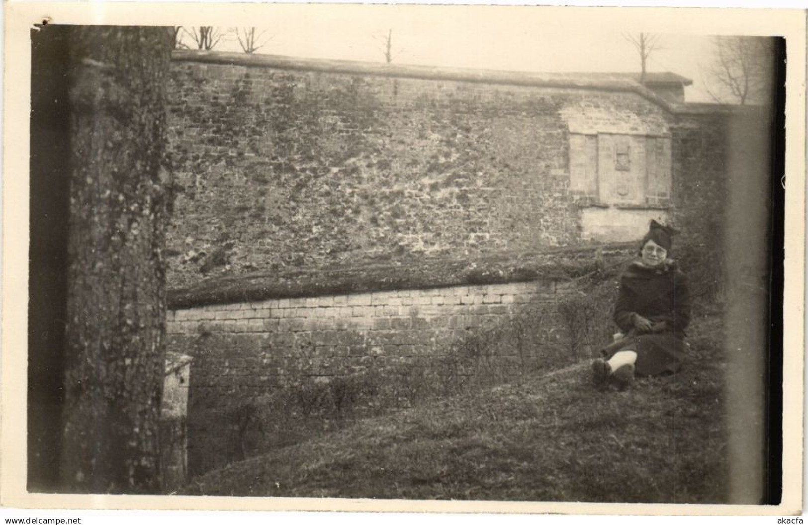 CPA LAON Une Femme a LAON (280163)