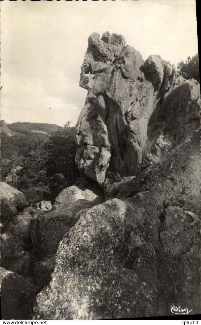 CPA Larchant S et M Rocher de Dame Jeanne