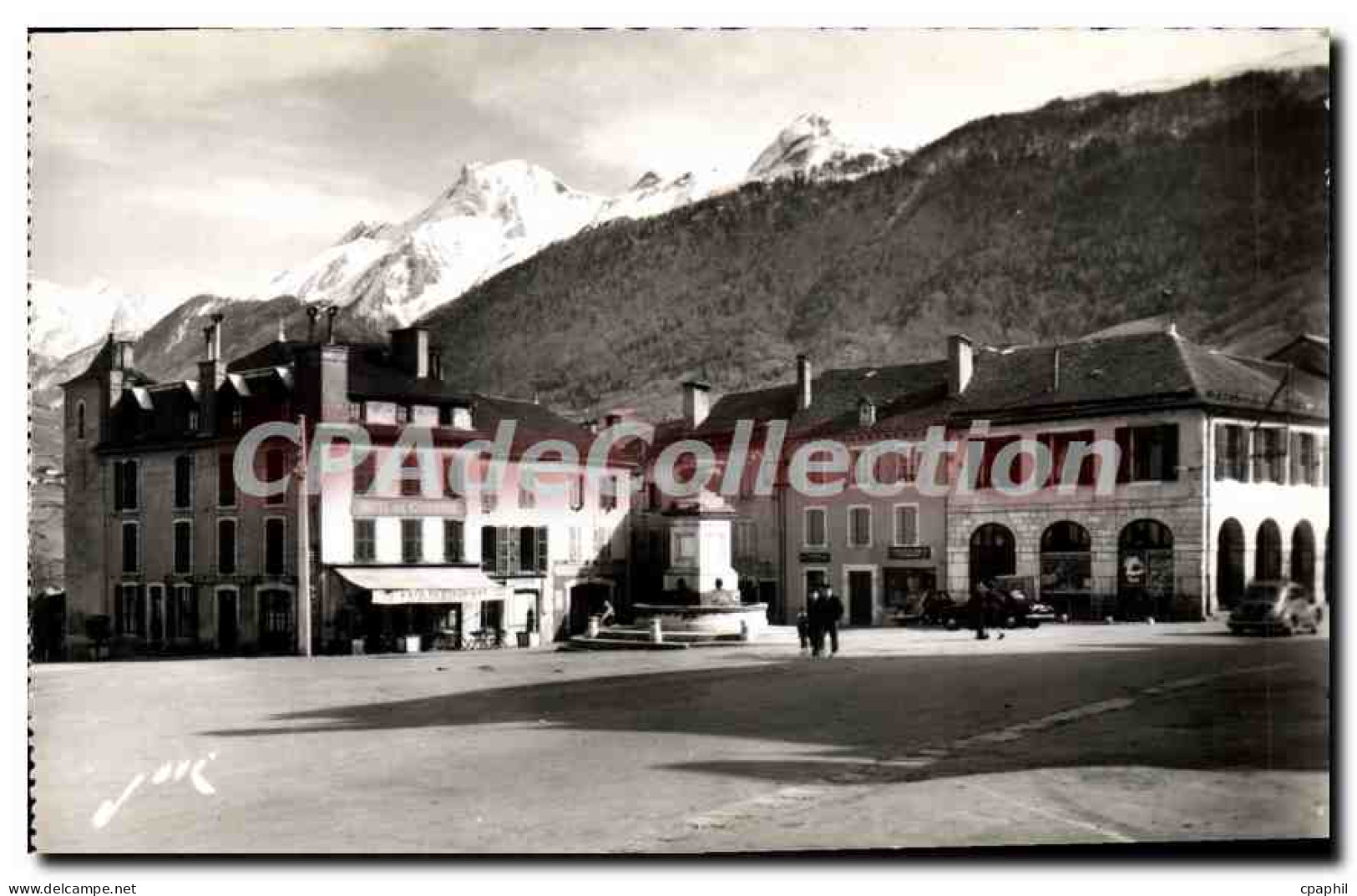 CPA Laruns Basses Pyrenees La Place de l'Eglise