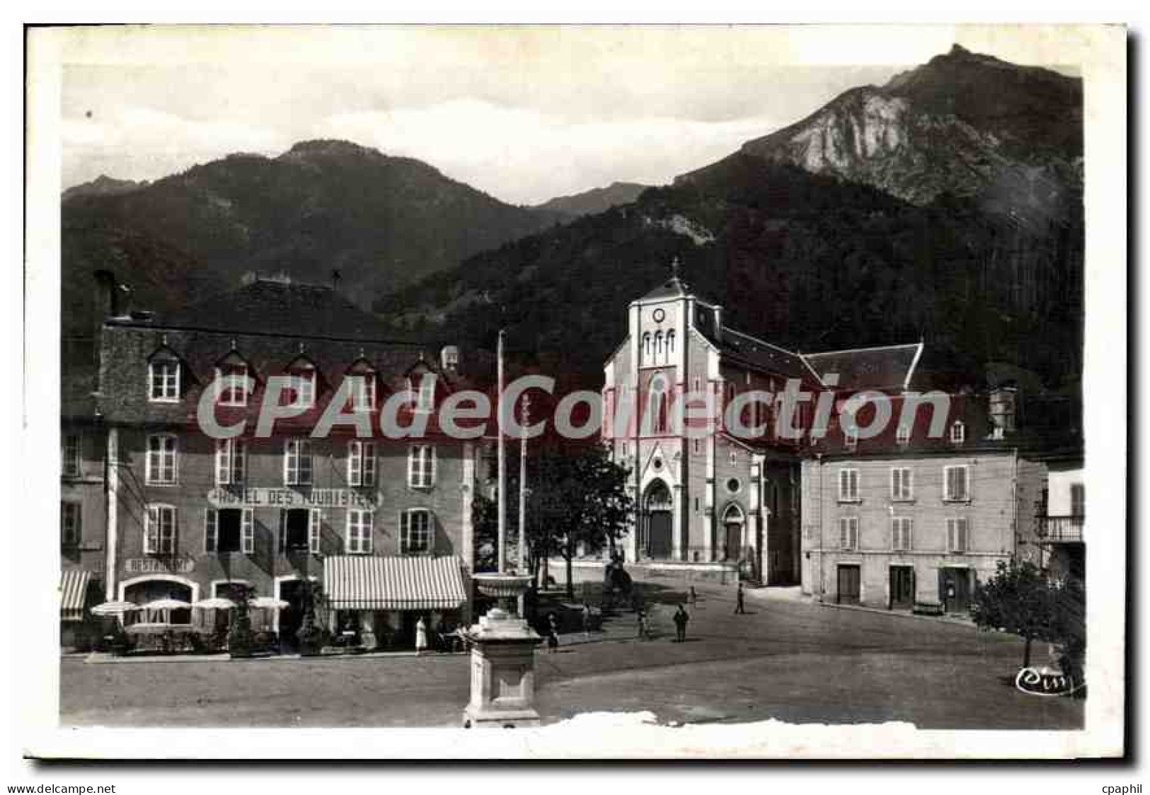 CPA Laruns Place Publique Et Eglise