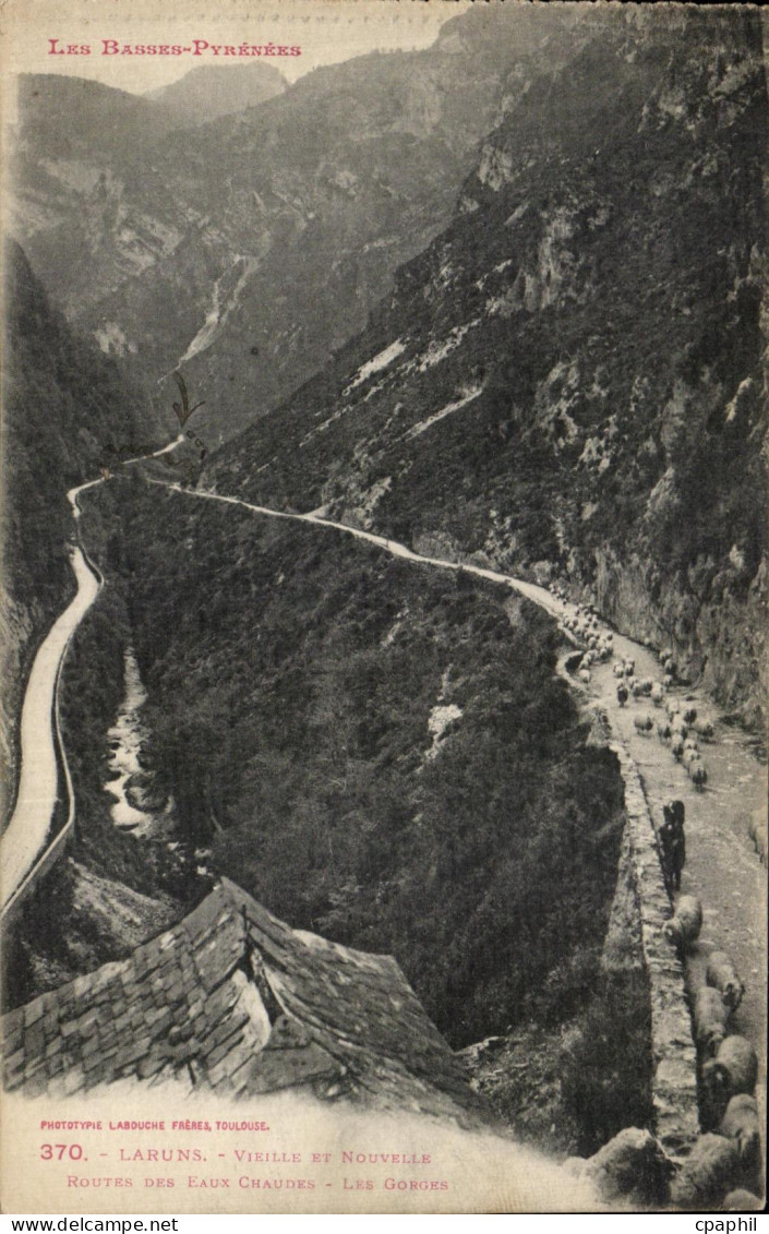 CPA Laruns Vieille Et nouvelle Routes Des Leaux Chaudes Les gorges