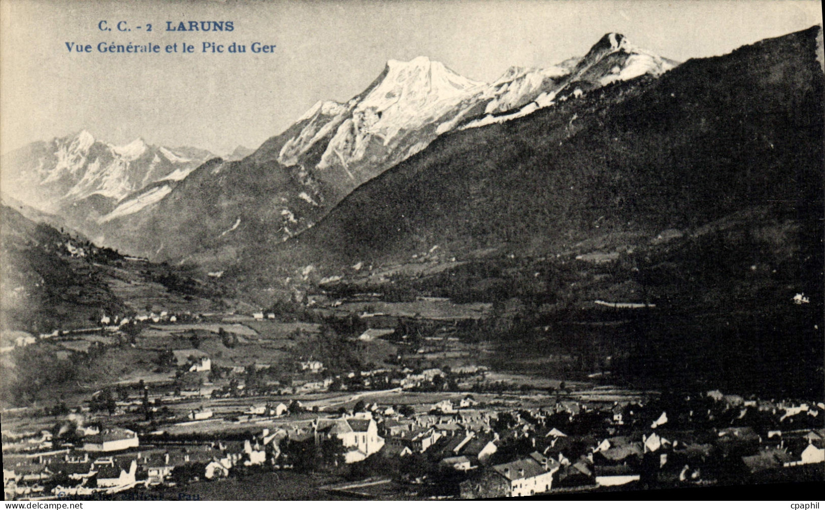 CPA Laruns Vue Generale Et Le Pic Du Ger