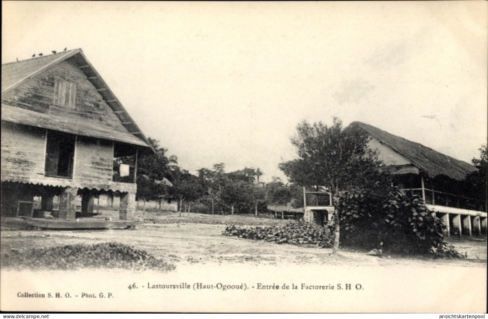 CPA Lastoursville Gabun, Entrée de la Factorerie S. H. O.