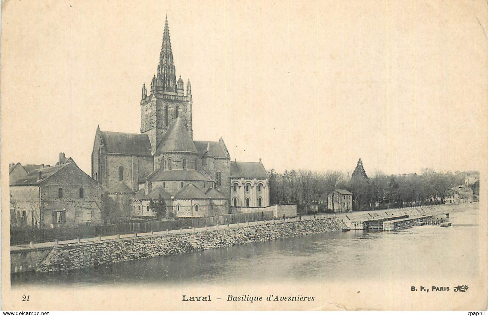 CPA Laval Basilique d'Avesnieres
