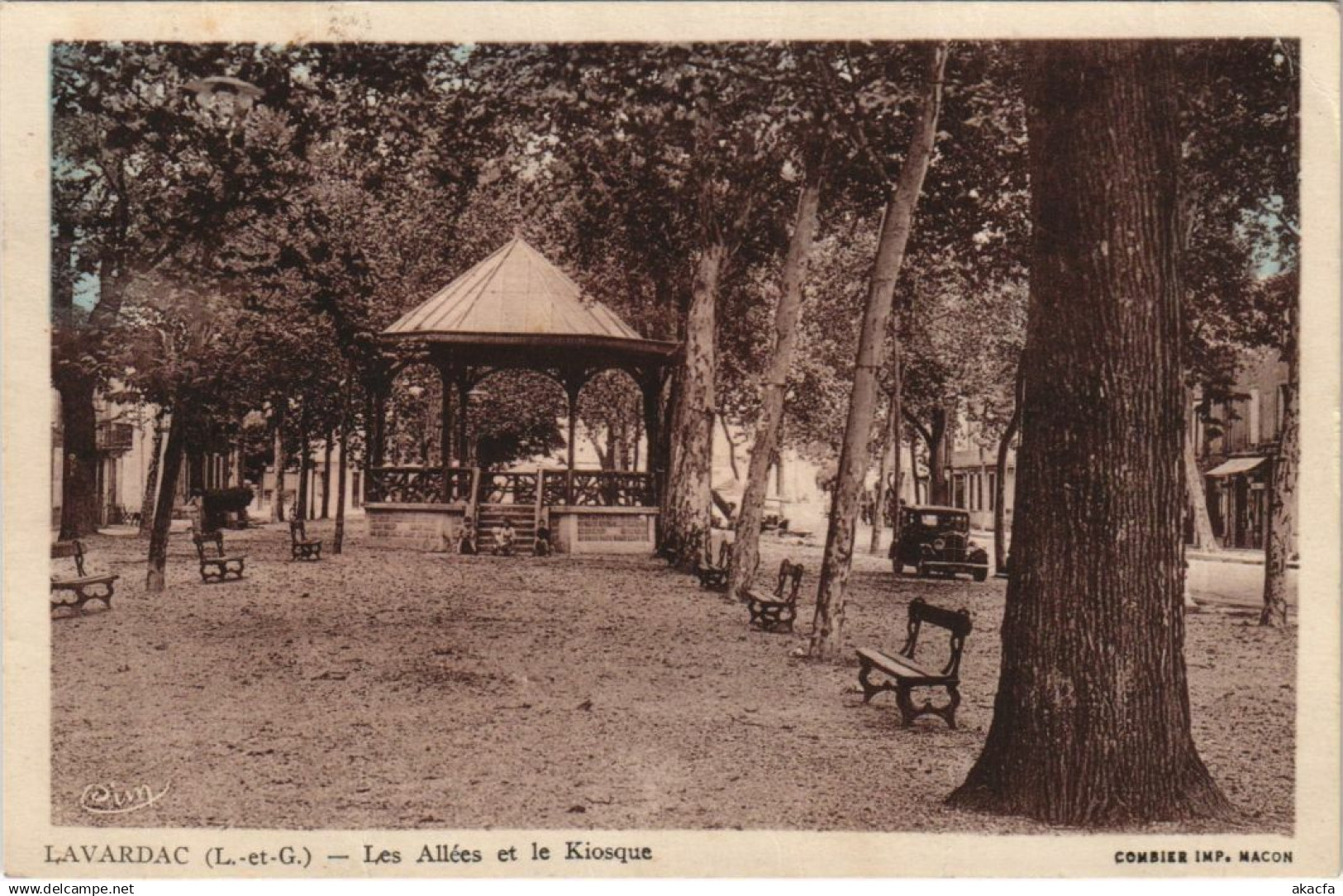 CPA Lavardac Les Allees et le Kiosque FRANCE (1171736)