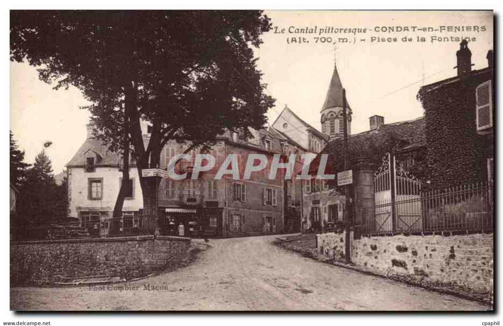 CPA Le Cantal Illustre Condat en Feniers place de la Fontaine