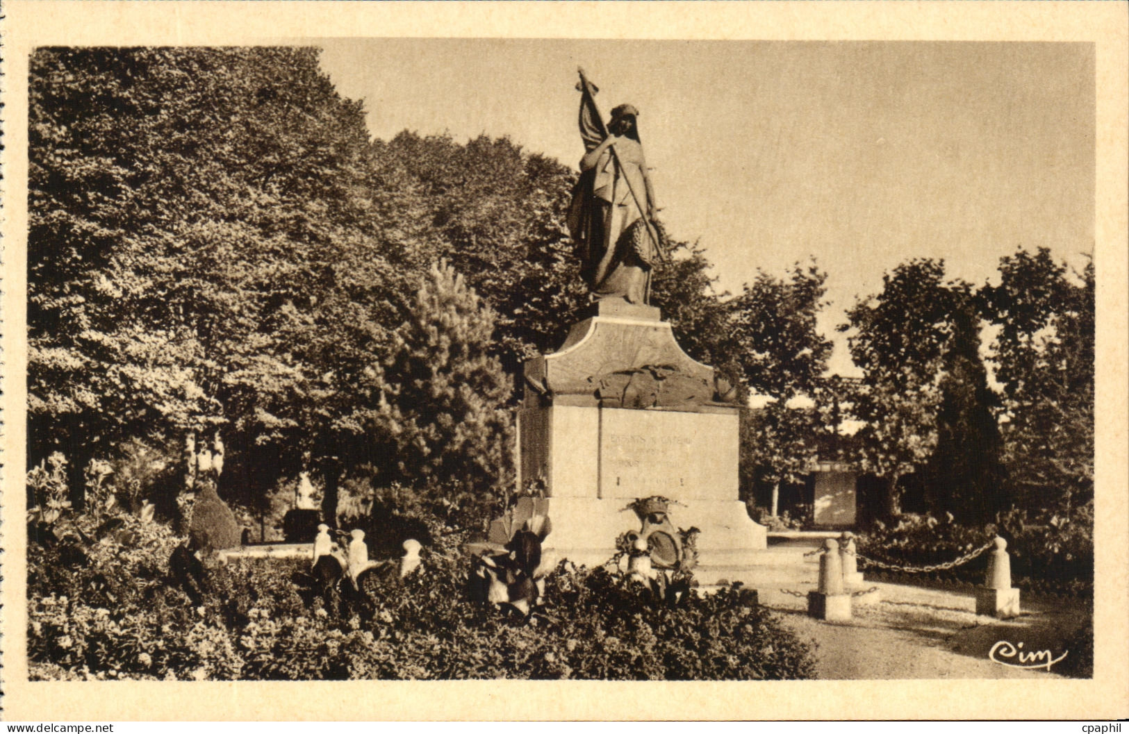 CPA Le Cateau Monument aux Morts 1914 1918 Militaria