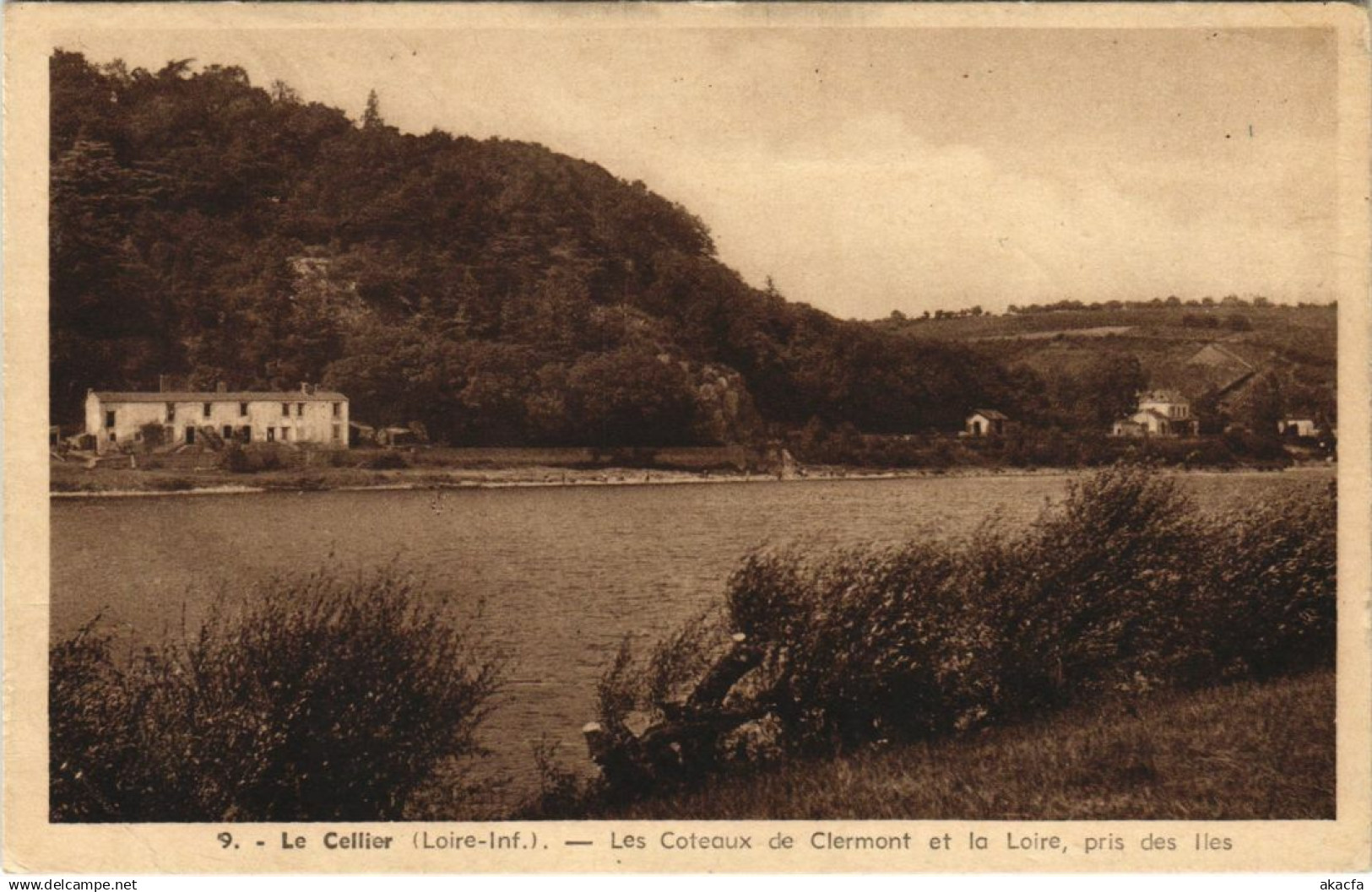 CPA Le CELLIER Les Coteaux de Clermont et la Loire pris des (150672)