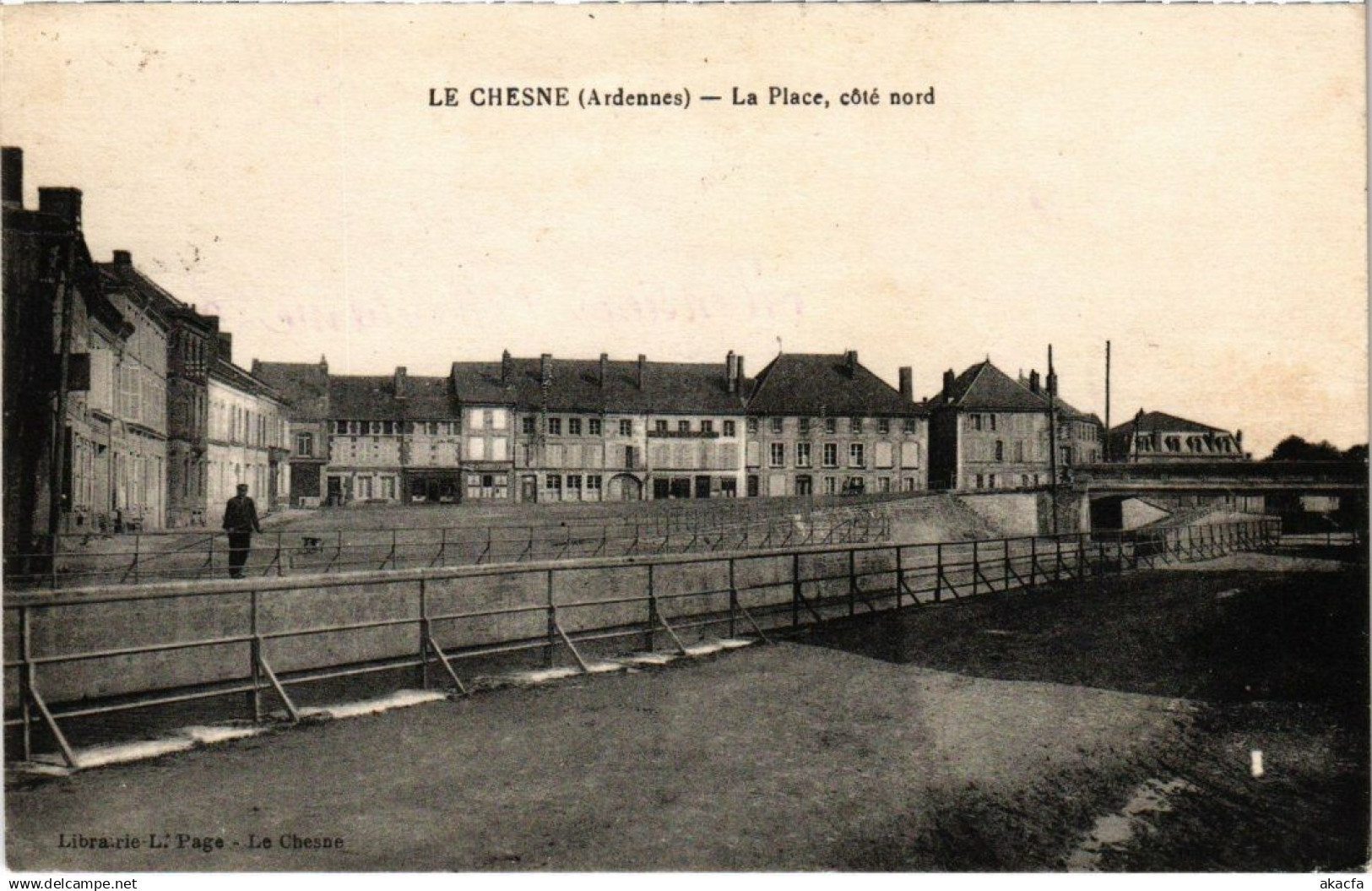 CPA Le Chesne - La Place coté nord (988731)