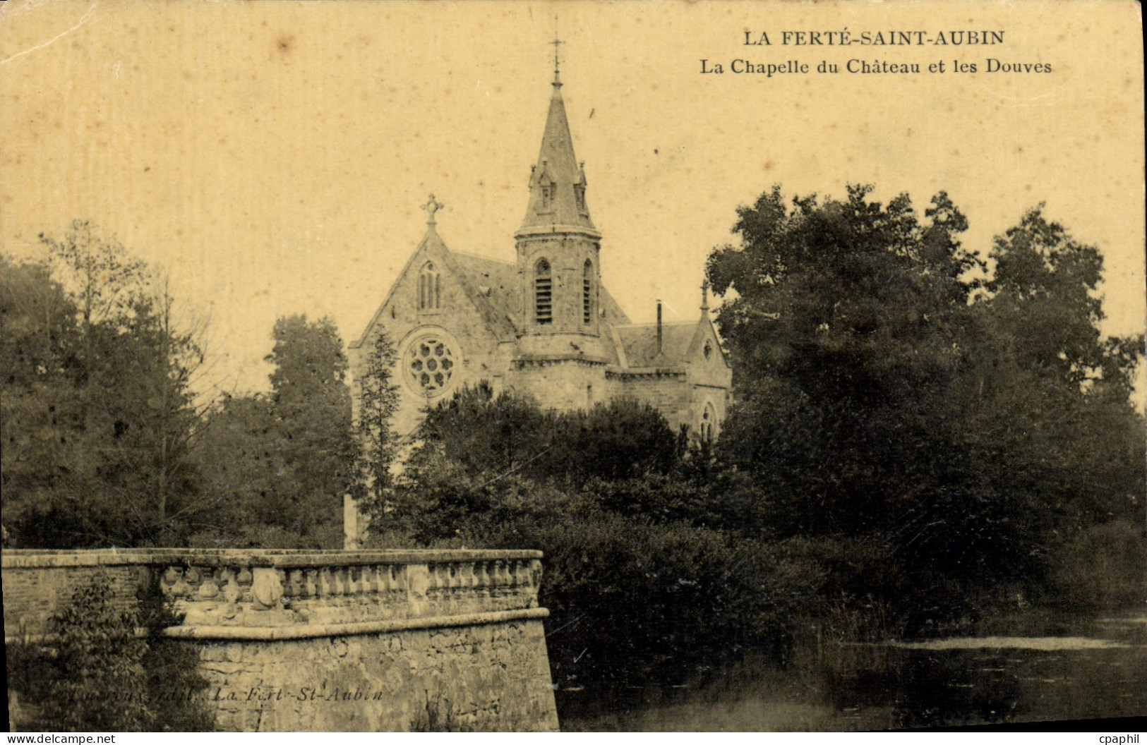 CPA Le Ferte Saint Aubin La Chapelle Du Chateau Et Les Douves