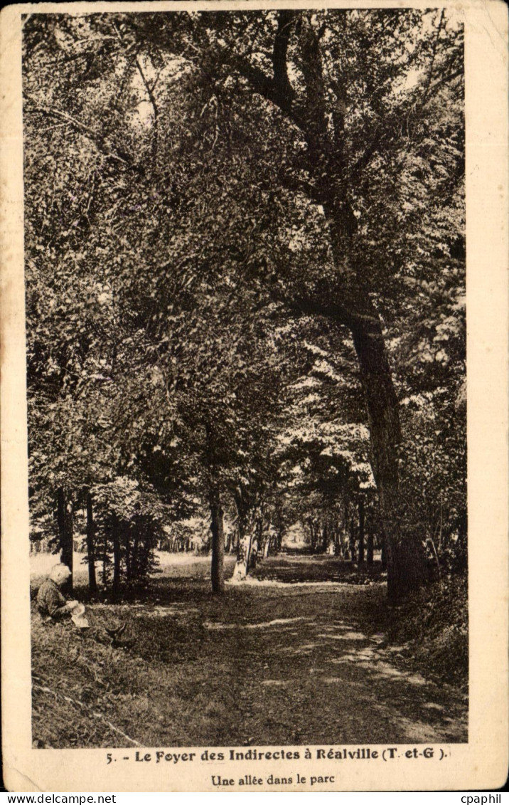 CPA Le Foyer des Indirectes a Realville Une allee dans le parc