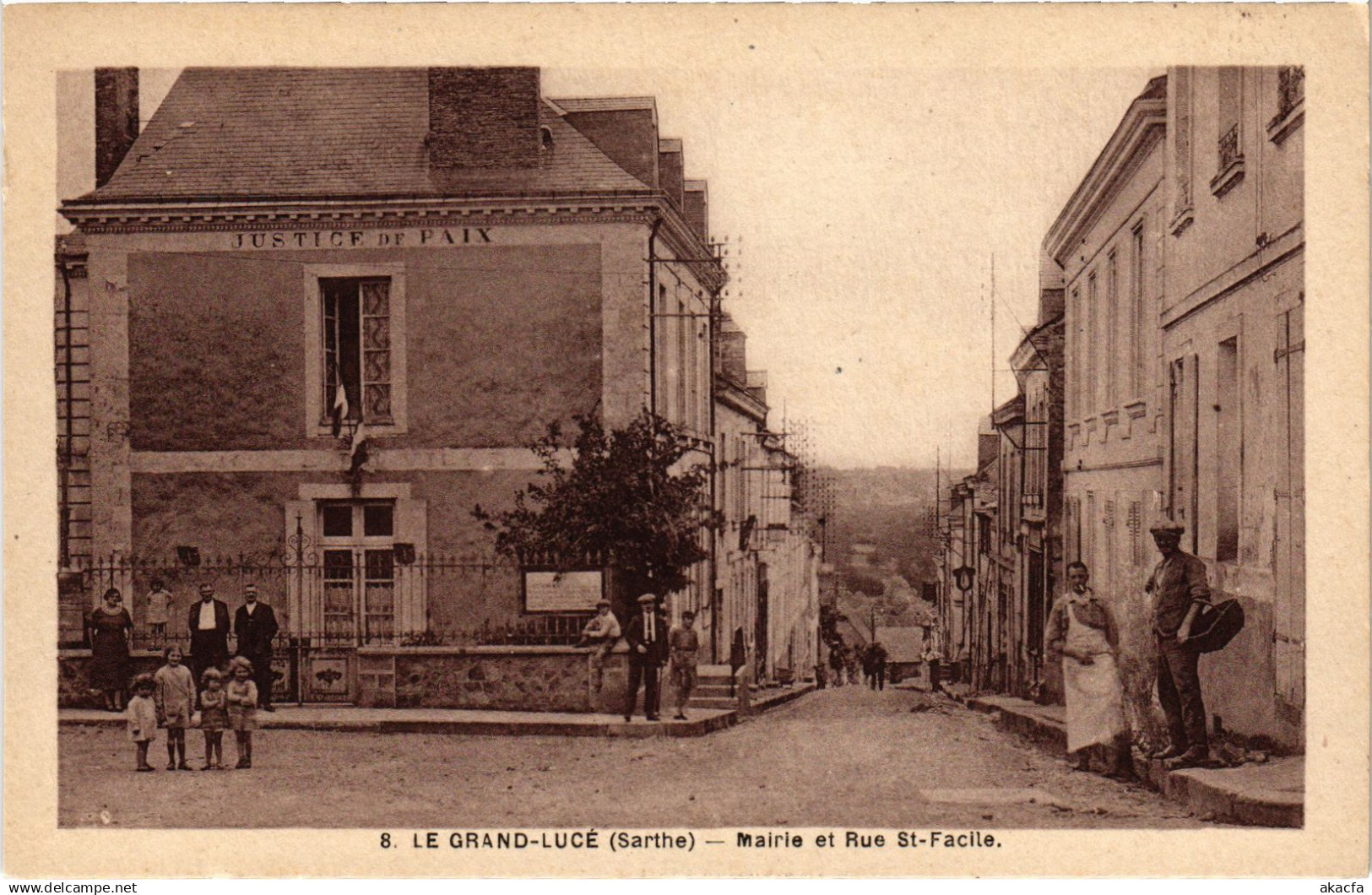 CPA Le Grand Luce Mairie et Rue St Facile (1429739)
