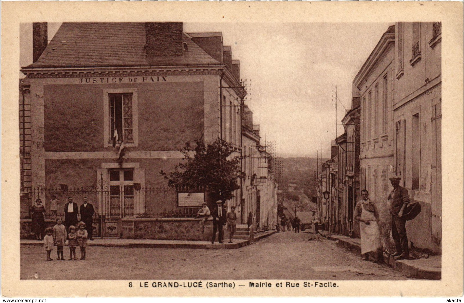 CPA Le Grand Luce Mairie et Rue St Facile (1429746)
