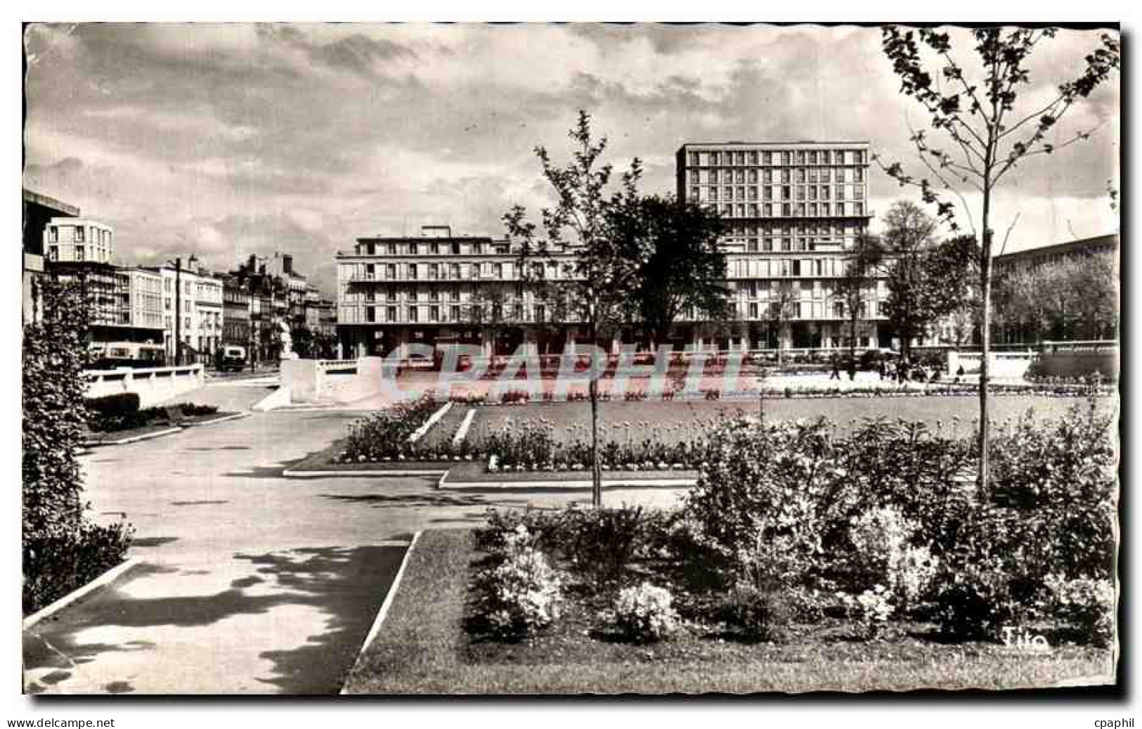CPA Le Havre Square de l hotel de Ville vers le boulevard de Strasbourg