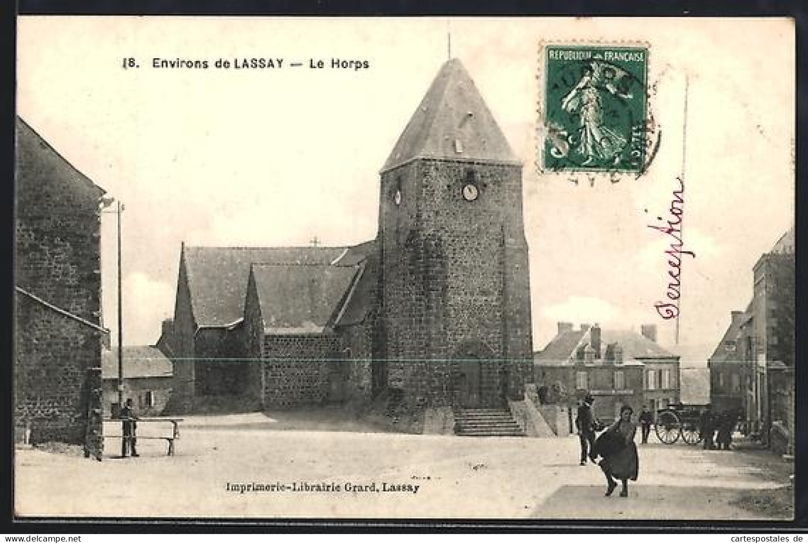 CPA Le Horps /Lassay, Église et place du village animée