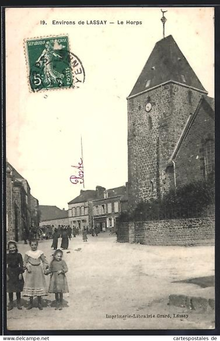 CPA Le Horps, Vue de l`église et de la rue animée avec des habitants et des enfants