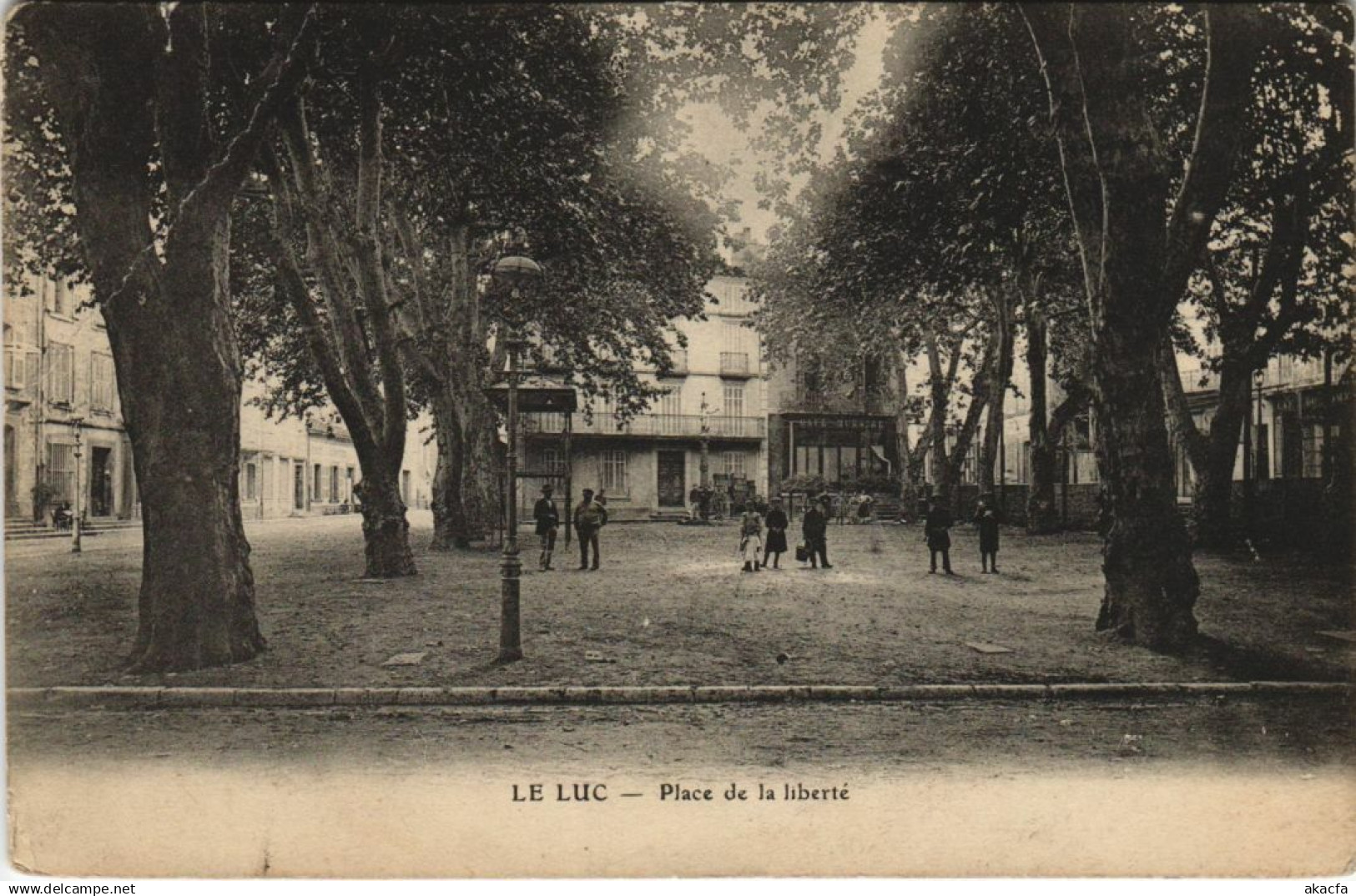CPA LE LUC Place de la Liberte (1111751)
