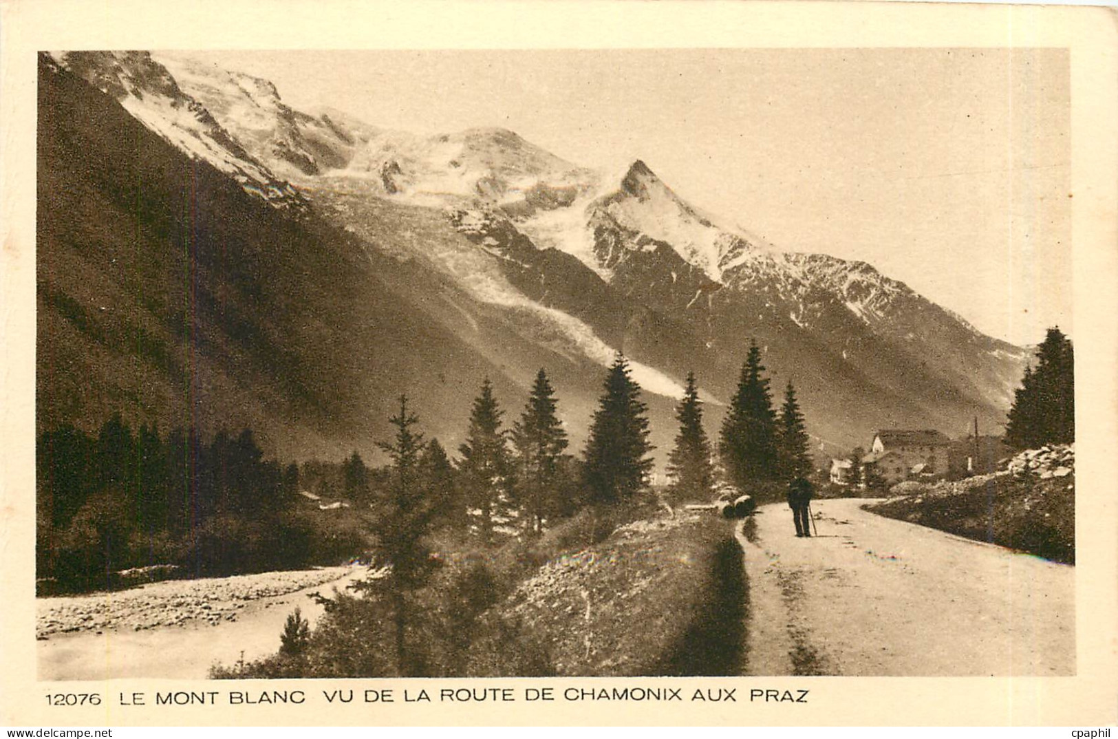 CPA Le Mont Blanc vu de la route de Chamonix aux Praz