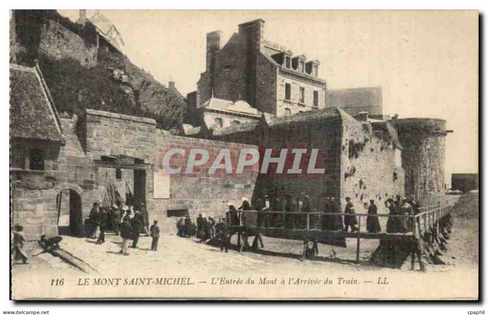 CPA Le Mont Saint Michel L'Entree du Mont a L'Arrivee du Train