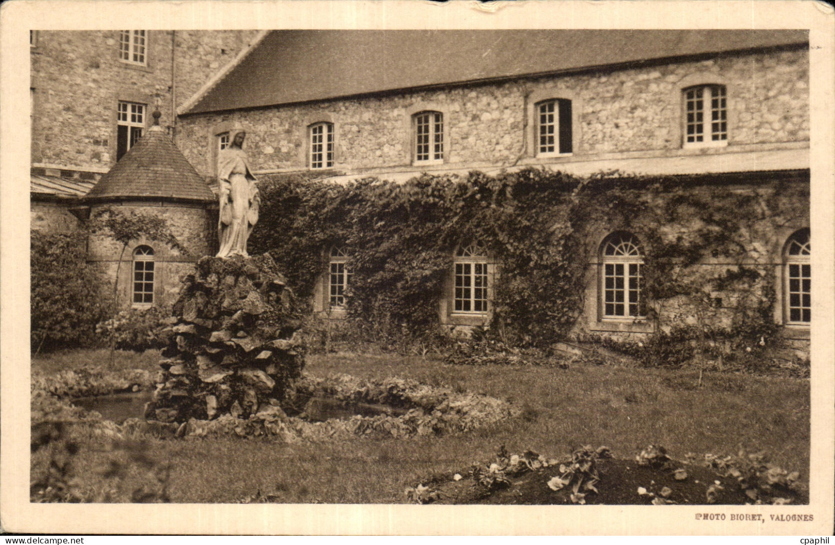 CPA Le preau cour Interieure Abbaye Notre Dame de Grace Trappe de Bricquebec
