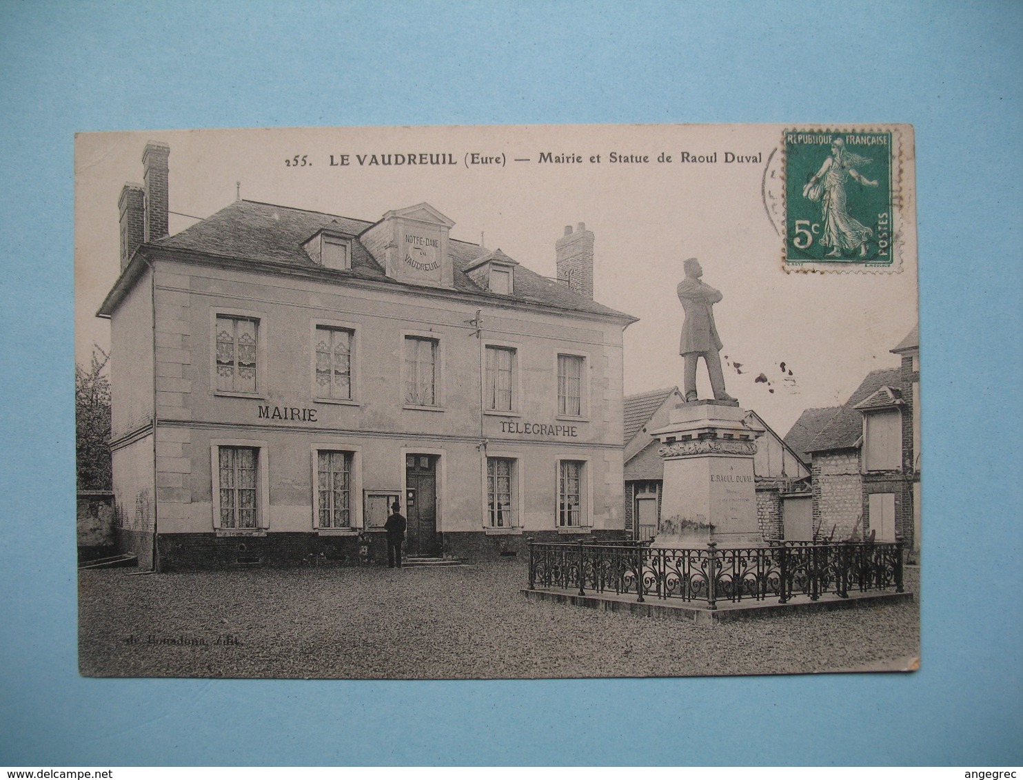 CPA Le Vaudreuil  Mairie et Statue de Raoul Duval  1912