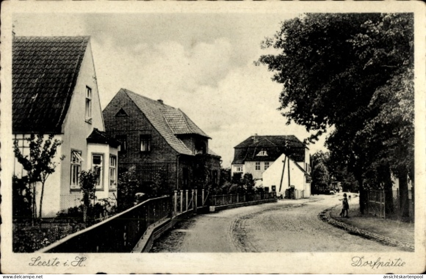 CPA Leeste Weyhe Niedersachsen, Leeste i H, Dorfpartie, Straßenansicht, Häuser, Bäume