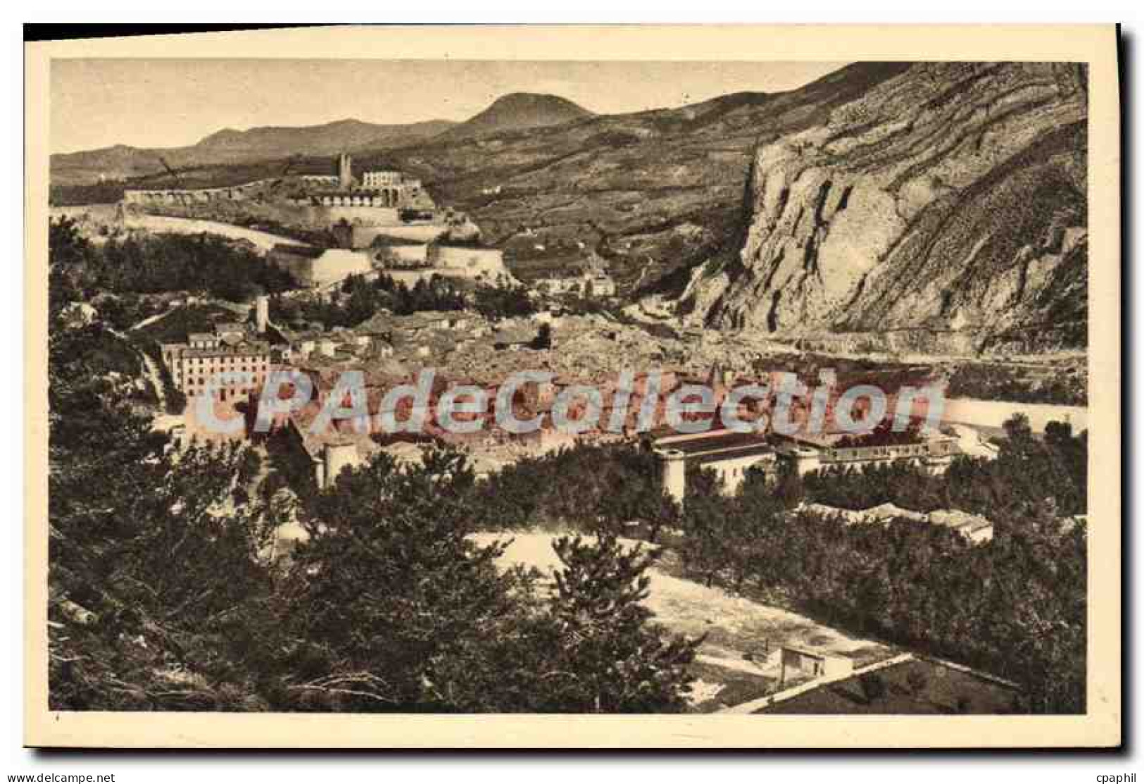 CPA Les Alpes Pittoresque Sisteron Vue generale