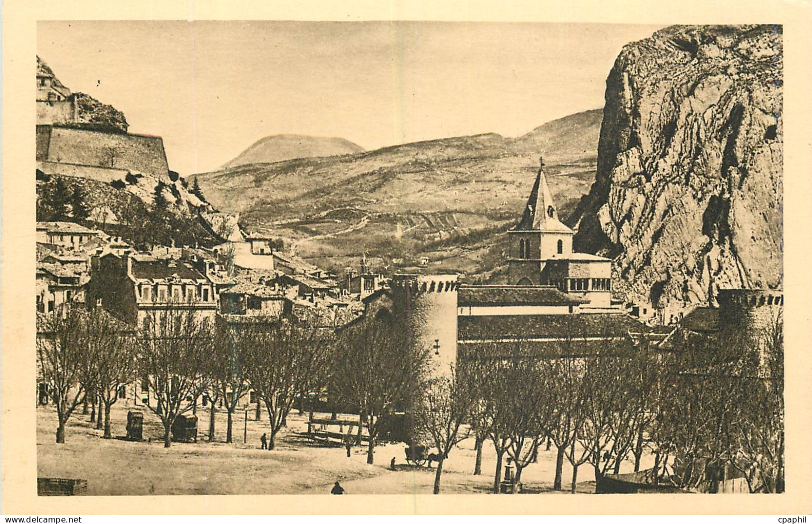 CPA les Alpes Pittoresques Sisteron la cathedrale les Tours le Rocher