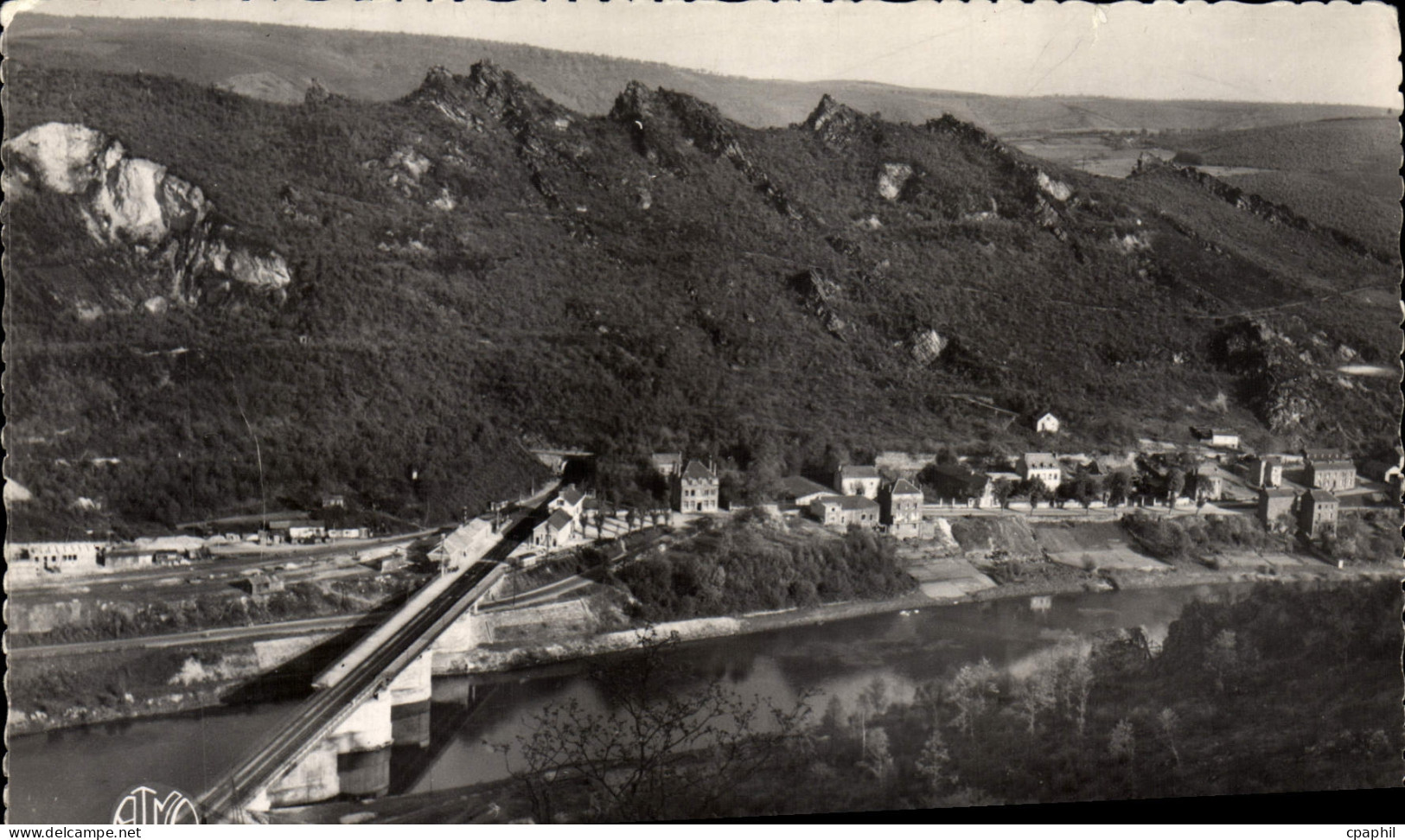 CPA Les Ardennes Francaises Montherme Chateau Regnault