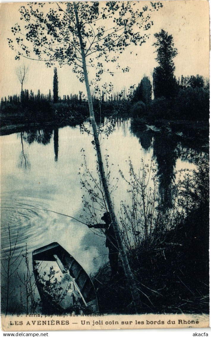 CPA Les AVENIERES - Un joli coin sur les bords du Rhone (433755)
