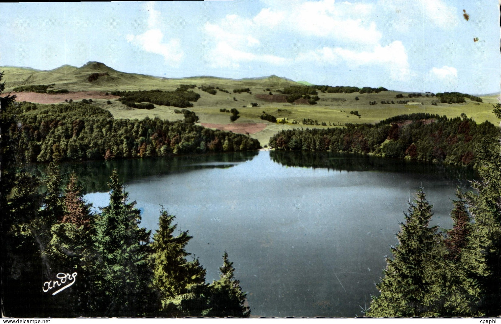 CPA Les Belles Provinces Francaises l'Auvergne Environs de Besse le Lac Pavin