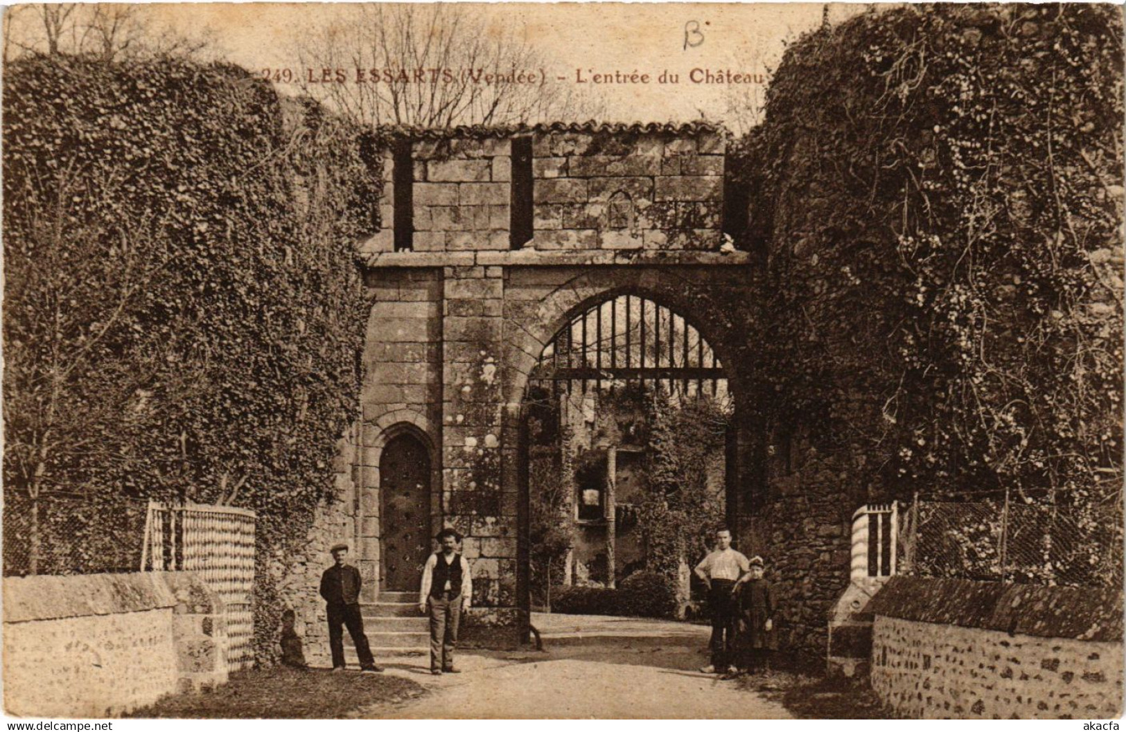 CPA Les ESSARTS - L'Entrée du Chateau (637361)