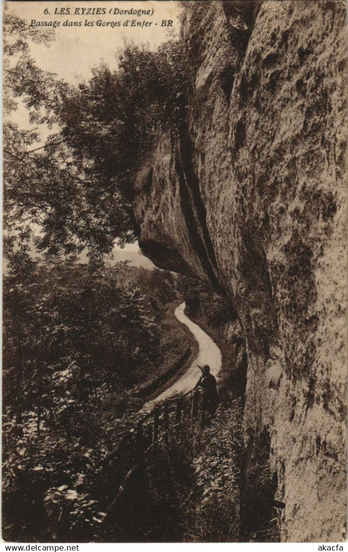 CPA Les Eyzies - Passage dans les Gorges d'Enfer (1081076)