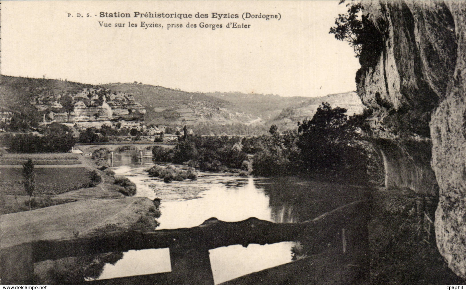 CPA Les Eyzies Stattion prehistorique Vue sur les Eyzies prise des gorges d'enfer