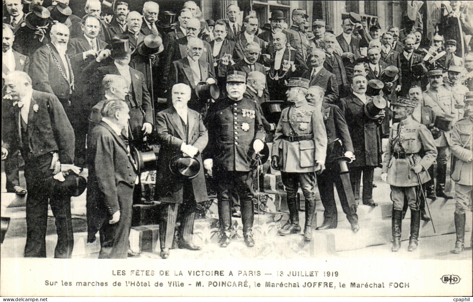 CPA Les Fetes De La Victoire A Paris 14 Juillet 1919 Sur Les Marches de l Hotel de Ville
