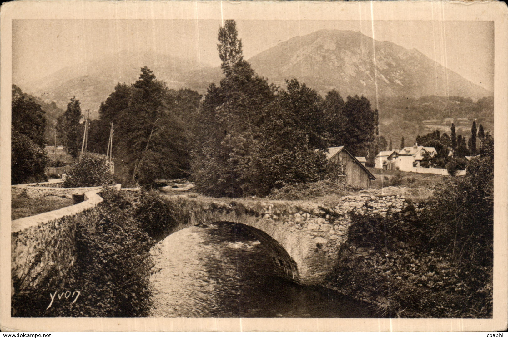 CPA Les Pyrenees Argeles Gazost Le Vieux Pont