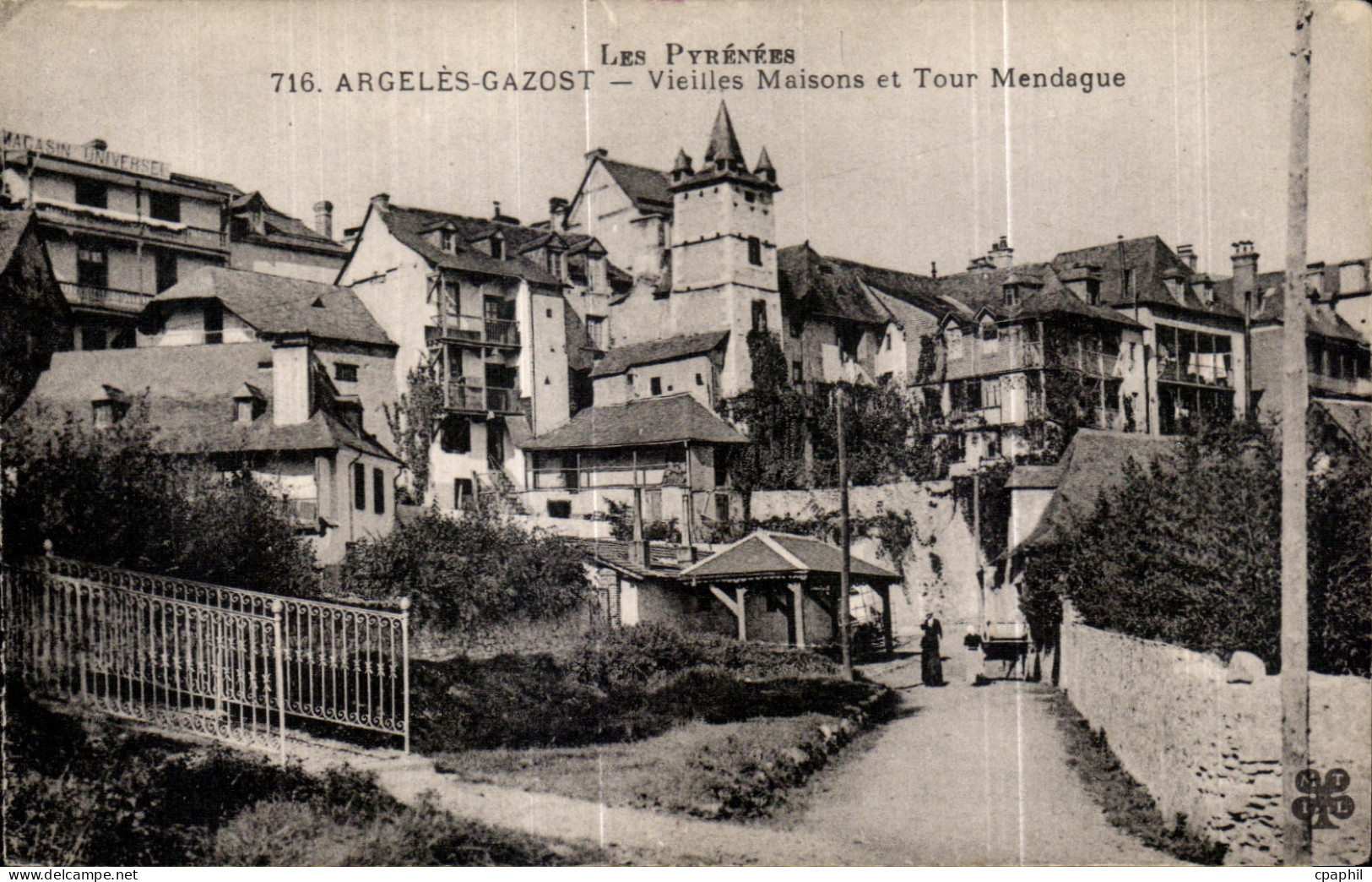 CPA Les Pyrenees Argeles Gazost Vieiles Maisons et Tour Mendague