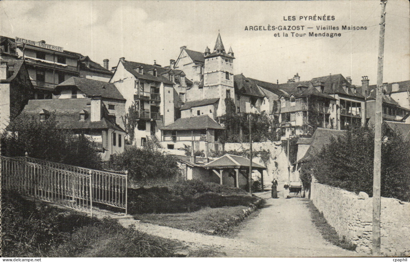 CPA Les Pyrenees Argeles Gazost Vieilles Maisons et la Tour Mendagne