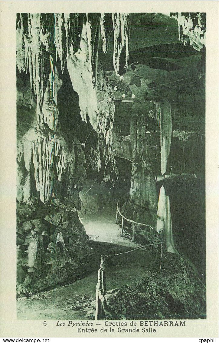 CPA Les Pyrenees Grottes de Betharram Entree de la Grande Salle