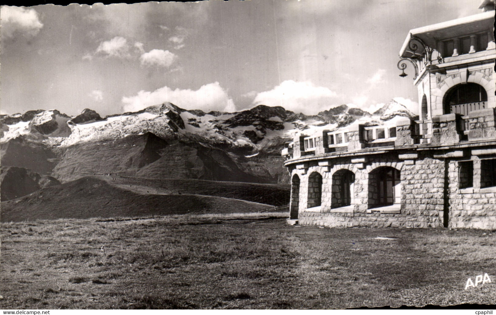 CPA Les Pyrenees Illustrees Luchon Superbagneres Chaine Des Pyrenees Vue De l'Hotel De Superbagneres