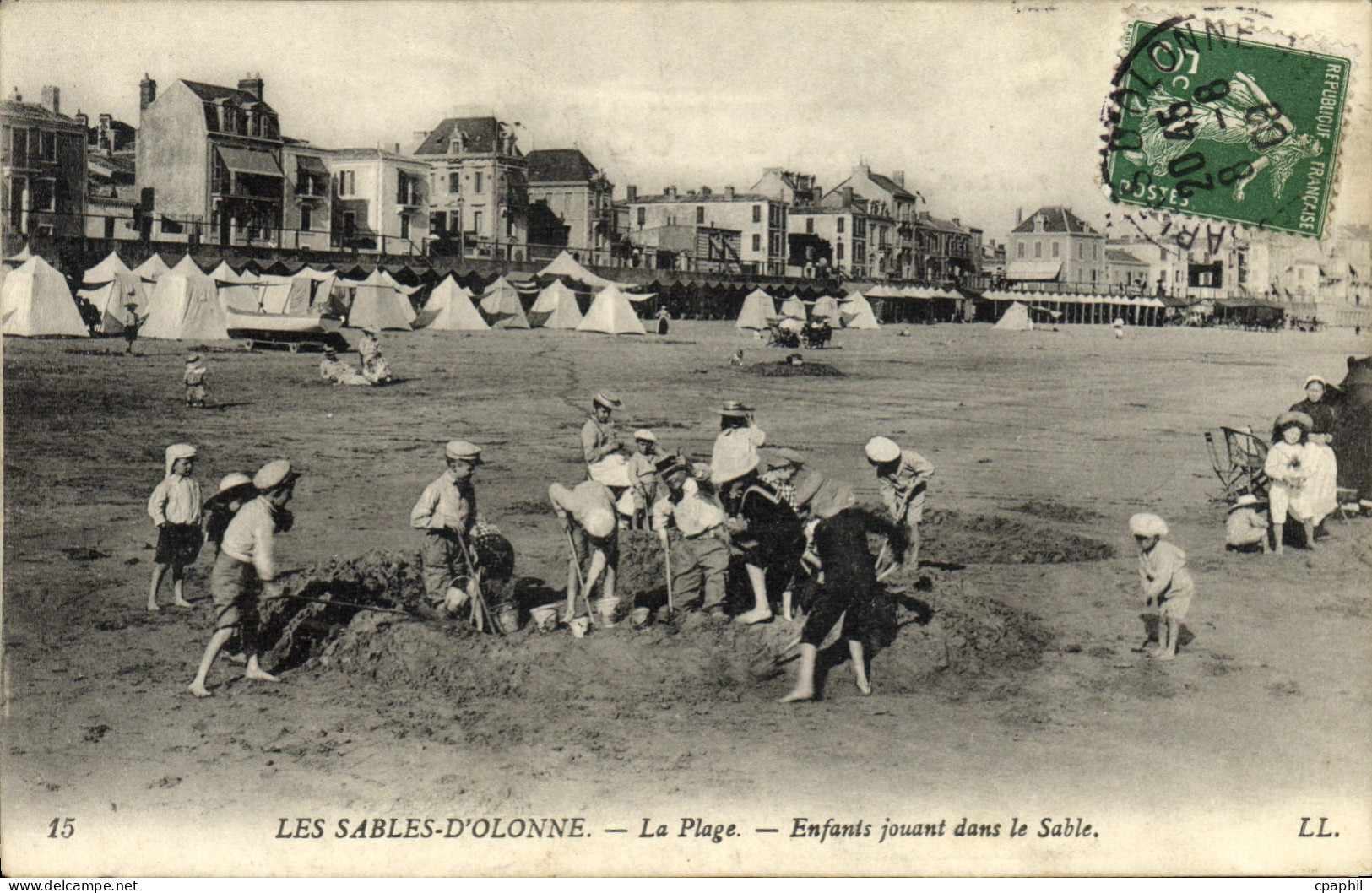 CPA Les Sables D'Olonne La Plage enfants Jouant Dans le Sable Enfants