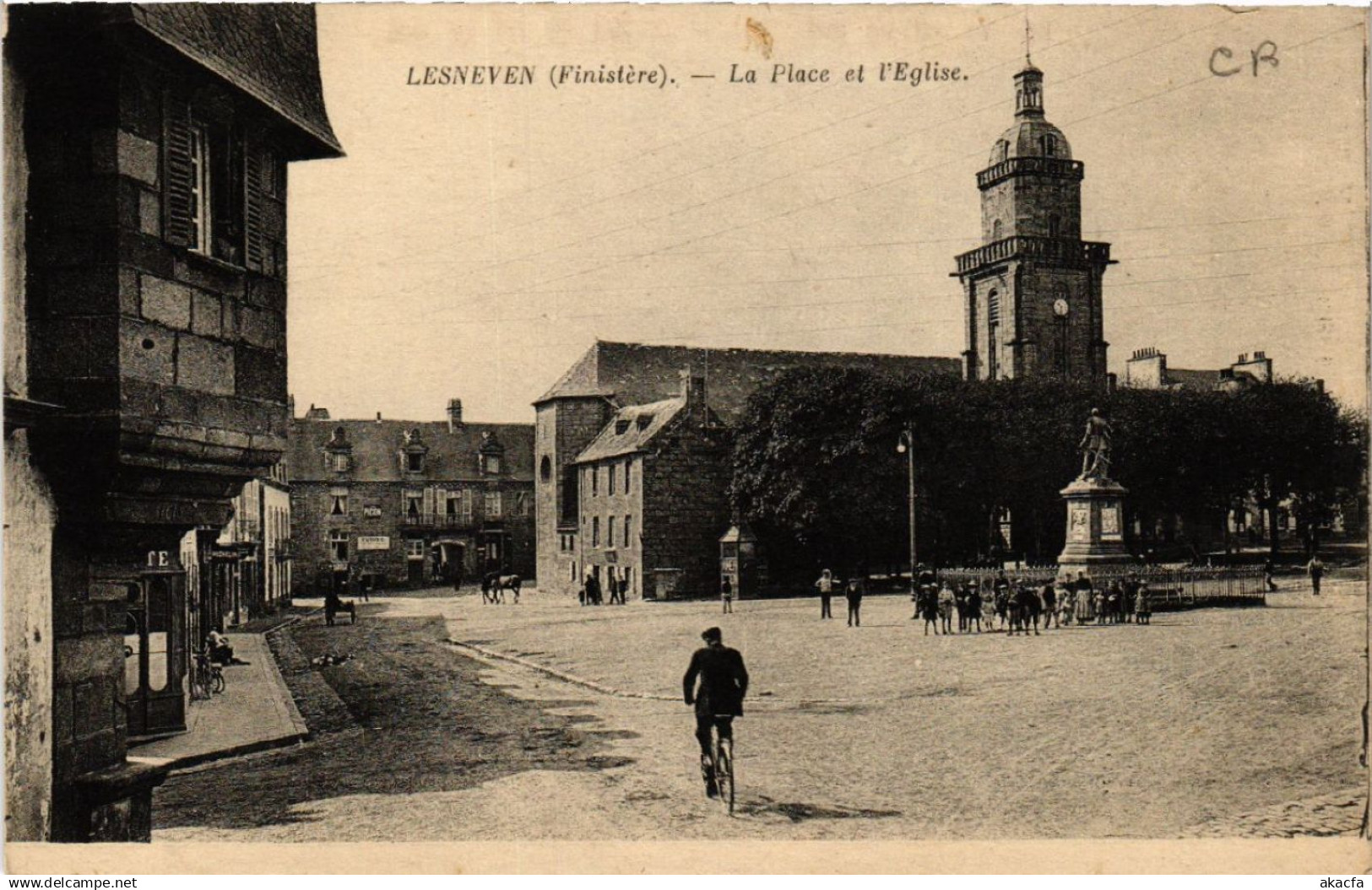 CPA LESNEVEN - La Place et l'Église (457968)