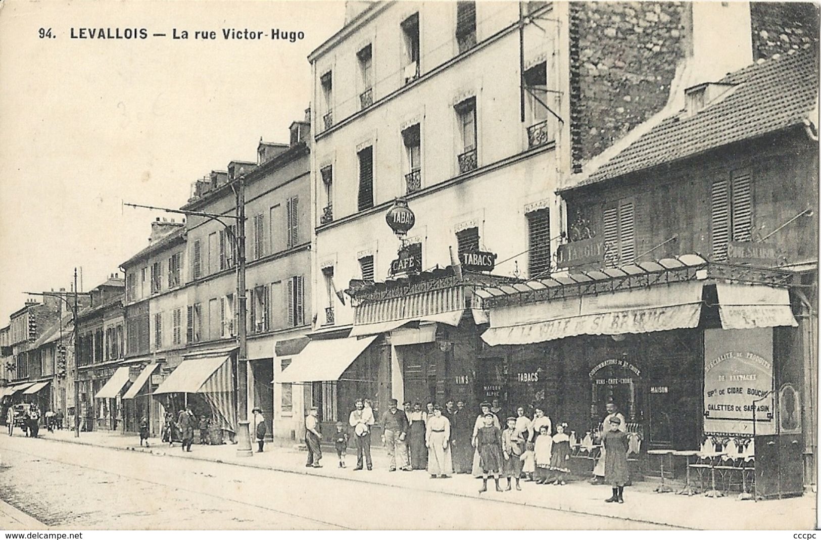 CPA Levallois Perret La Rue Victor Hugo