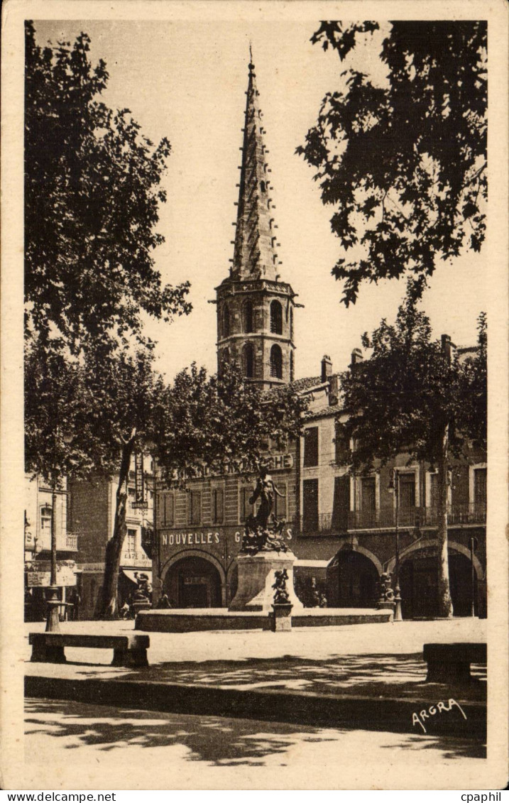 CPA Limoux Place de la Republique et le clocher Saint martin