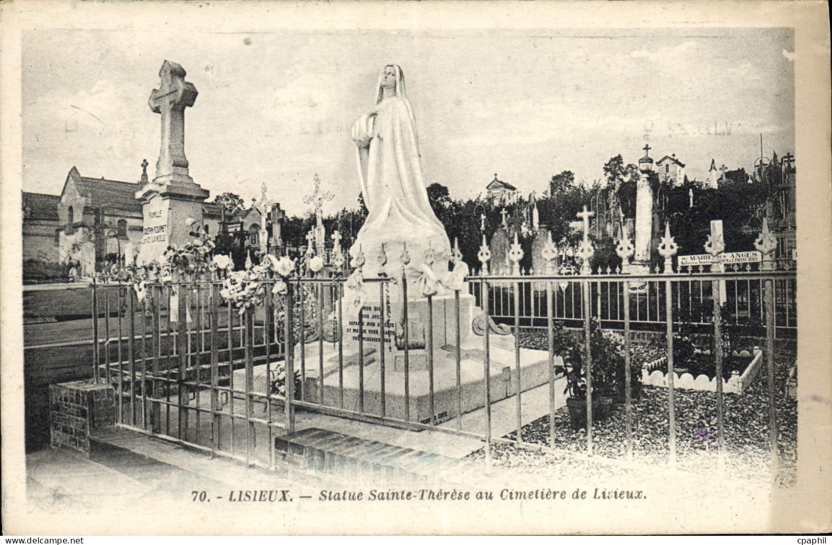CPA Lisieux Statue Sainte Therese au Cimetiere de Lisieux