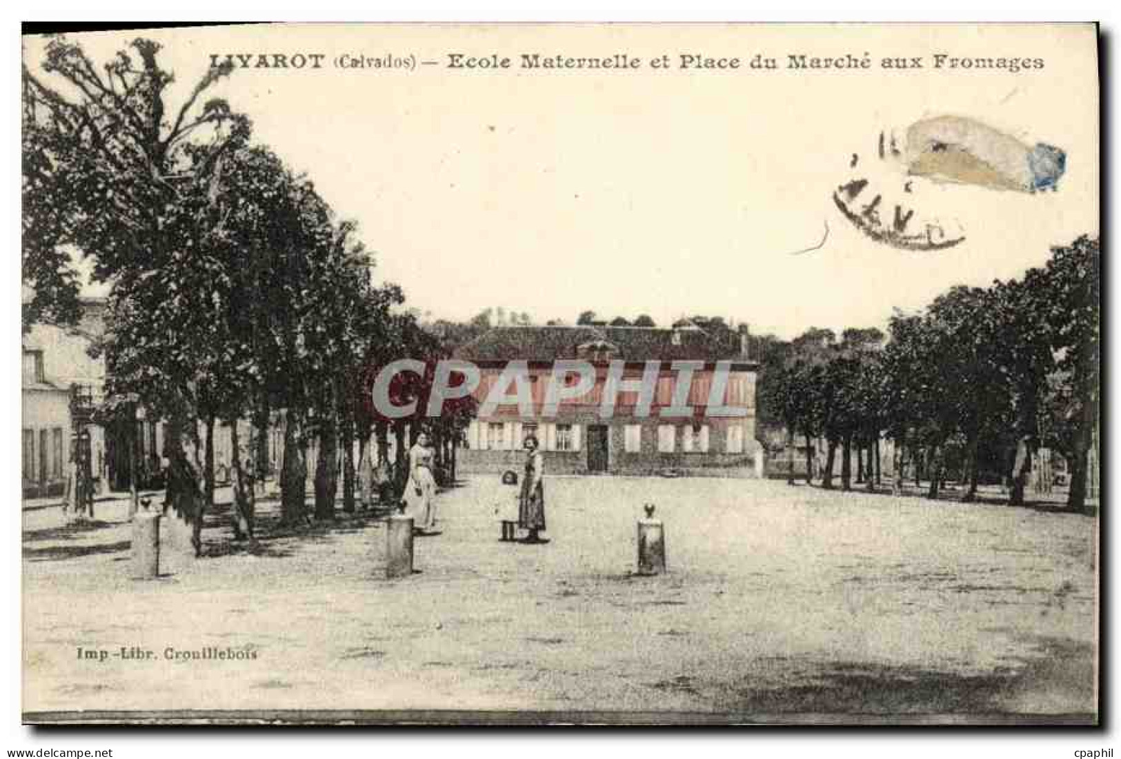 CPA Livarot Ecole Maternelle et Place du Marche aux Fromages