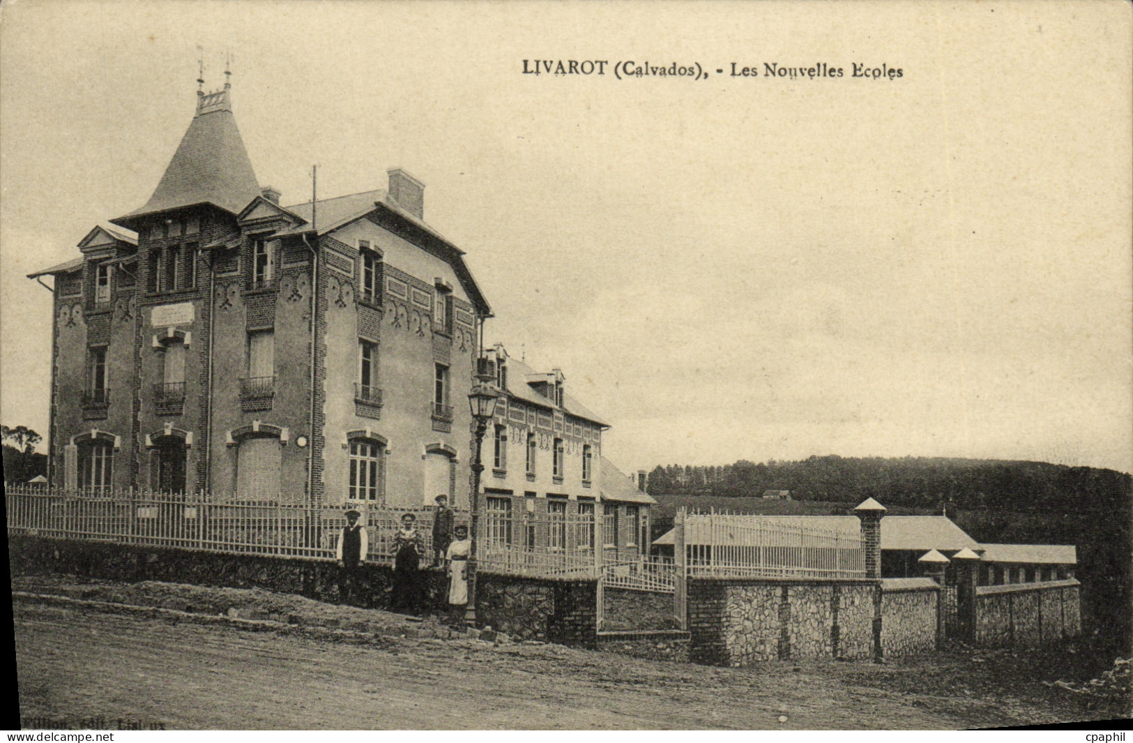 CPA Livarot Les Nouvelles Ecoles
