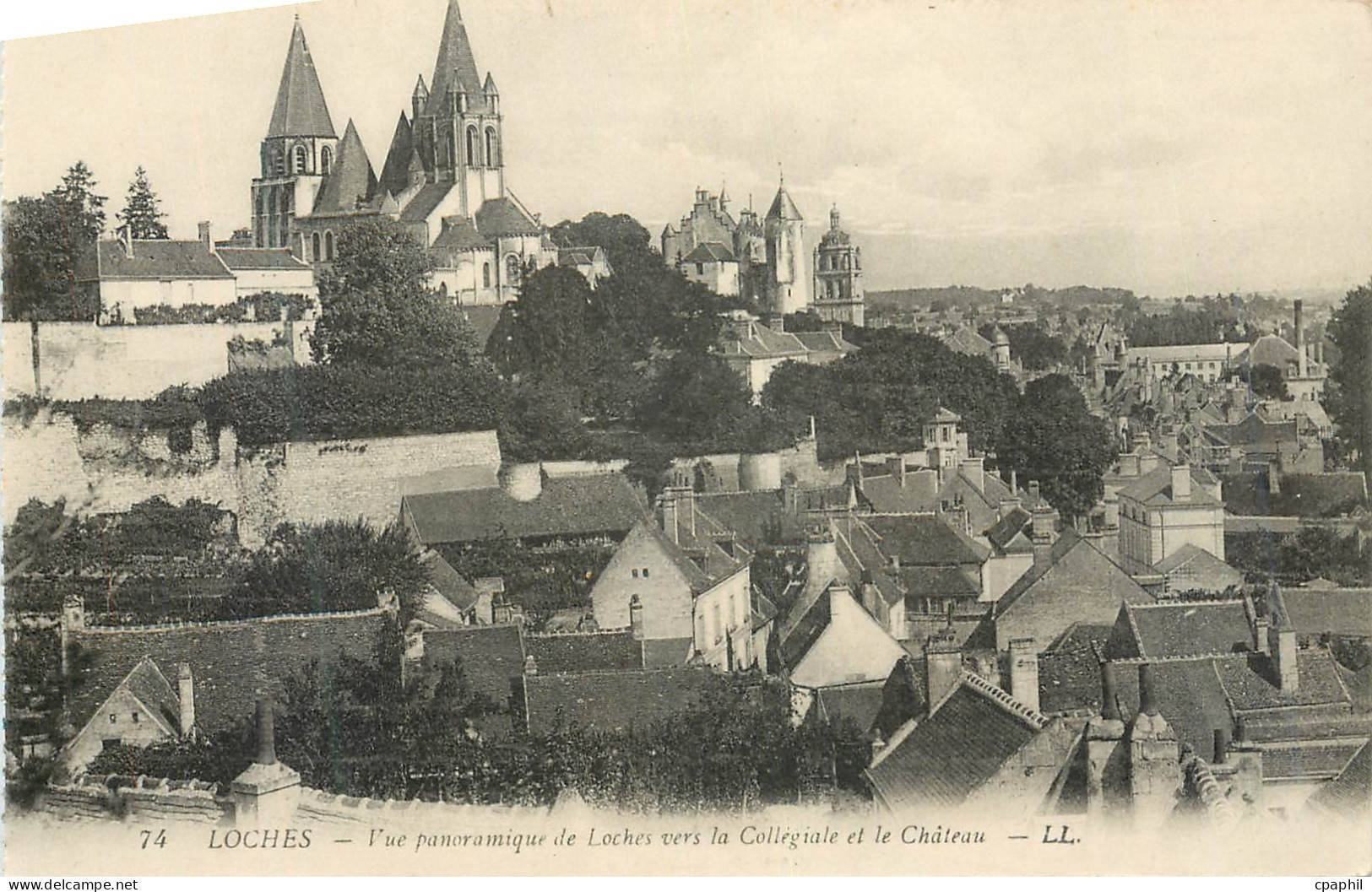 CPA Loches Vue panoramique de Loches vers la Collegiale et le Chateau