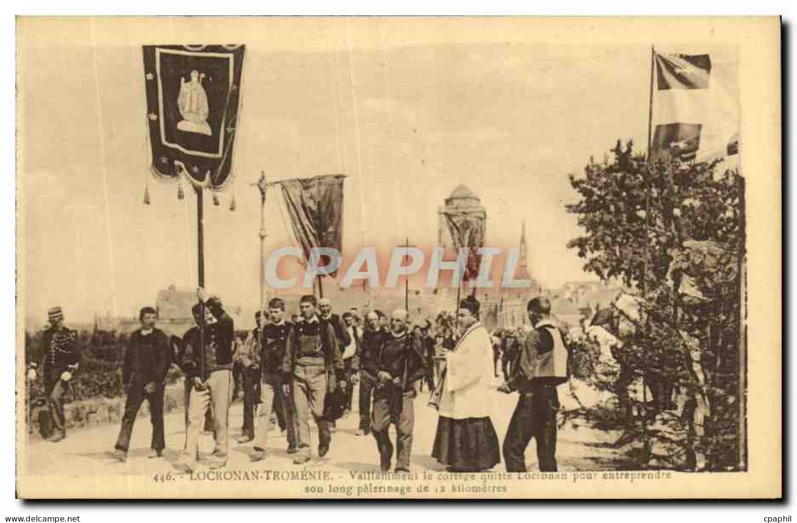 CPA Locronan Grand Pardon de la Tromenie Folklore Costume Le cortege quitte Locronan